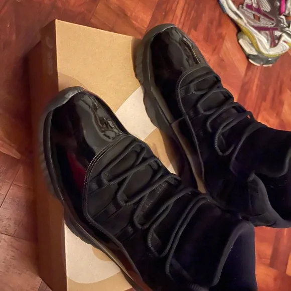 Black Cap and Gown Jordan 11 - Picture 2 of 4